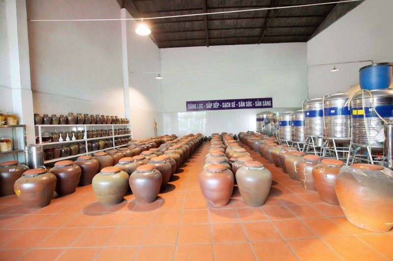 Gian hàng trưng bày sản phẩm - Cơ Sở Sản Xuất Rượu Truyền Thống Vân Tuy